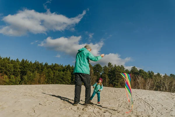 stock image Father with his 5 years old daughter prepairing kite to fly. Happy family activities outdoor. Parenthood concept.