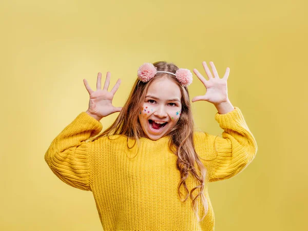 Lustiges Teenager Mädchen Mit Aufklebern Gesicht Trägt Rosafarbene Flauschige Haarhaube — Stockfoto