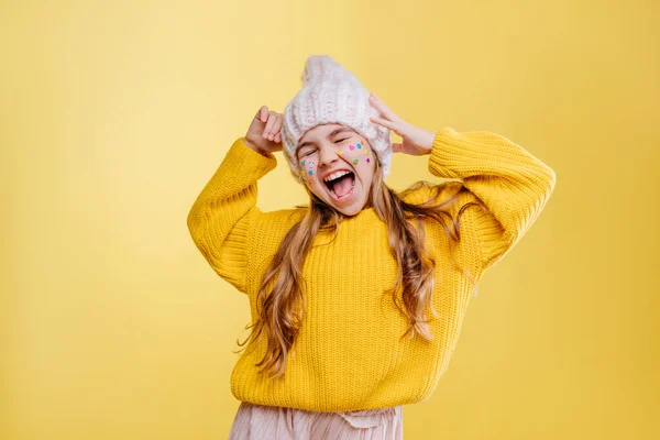 Cute Teenage Girl Stickers Her Face Wearing Pink Knitted Hat — Fotografia de Stock