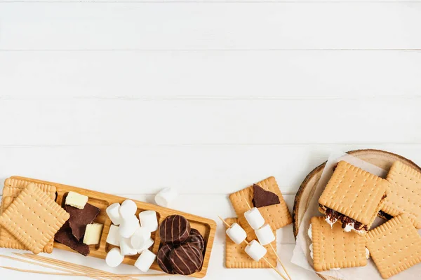 Mores Roasting Marshmallows Chocolate Cookies White Wooden Background Blank Space — Stockfoto