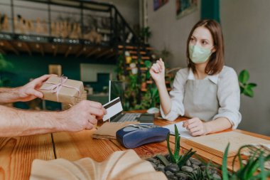 Eko dükkanında kredi kartı kullanarak müşteriyi kapat. POS terminali ve kredi kartı kullanarak yapılan temassız ödeme şekli. Kopyalama alanı olan karta seçmeli odaklan.