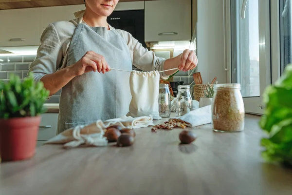 Молодая Женщина Стоящая Кухне Наливающая Бобы Многоразового Хлопкового Пакета Стеклянную — стоковое фото