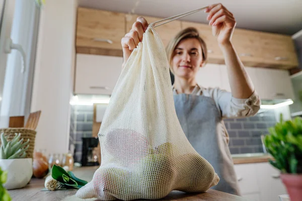 Young Woman Tie Organic Cotton Reusable Produce Bag Vegetables Table — стоковое фото