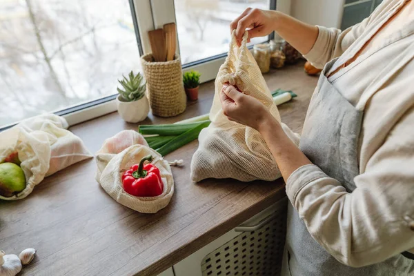 Young Woman Tie Organic Cotton Reusable Produce Bag Vegetables Fruits — стоковое фото