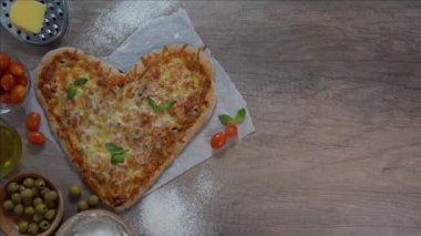 Çubuğa yazı yazan kadın Sevgilimin yanında ev yapımı kalp şeklinde pizza olsun.