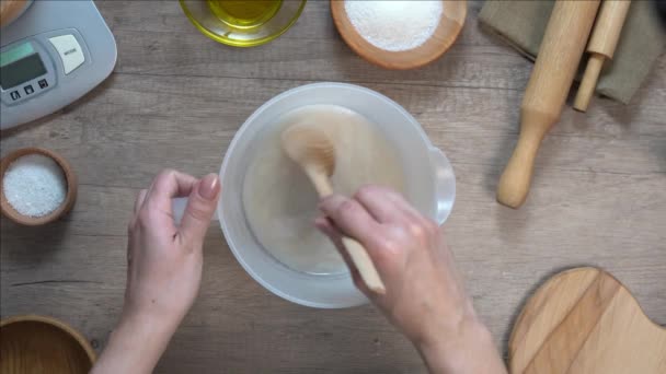 Nő pre-airing tészta keverés az összetevők egy tálba — Stock videók