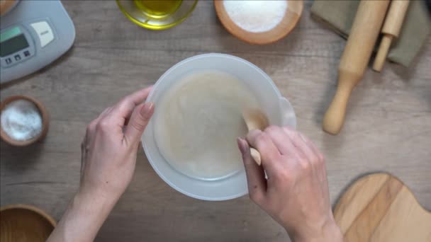 Mujer preparando la masa mezclando los ingredientes en un tazón — Vídeos de Stock