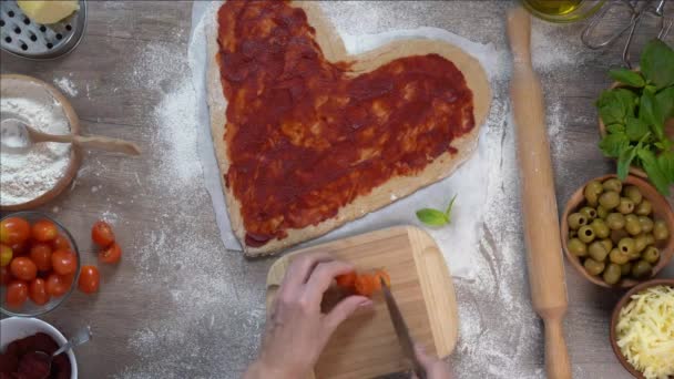 Mujer cortar tomates y poner en pizza vista superior — Vídeos de Stock