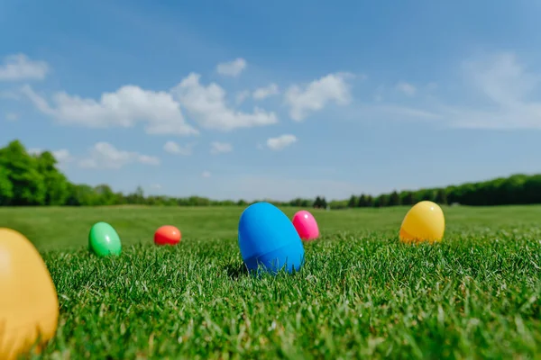 五彩缤纷的复活节彩蛋躺在户外绿草上 — 图库照片