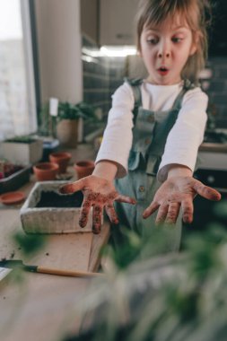 Tohum ektikten sonra çocukların ellerini toprağa yakın.
