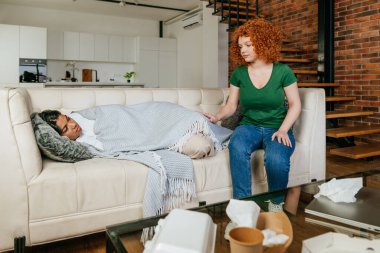 Depresyondaki arkadaşını destekleyen genç bir kadın.