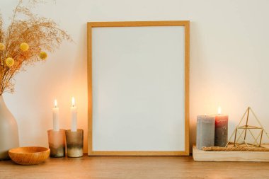 Boş ahşap çerçeve ve kurutulmuş çiçek pampaları. Ahşap masadaki yeşil vazoda çimenler ve yazı için boş alan. Konforlu ev dekorunda kullanılan doğal malzemeler. Çevre dostu kavram.