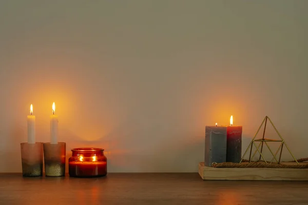 Velas Mesa Madera Con Espacio Blanco Para Texto Acogedora Decoración — Foto de Stock