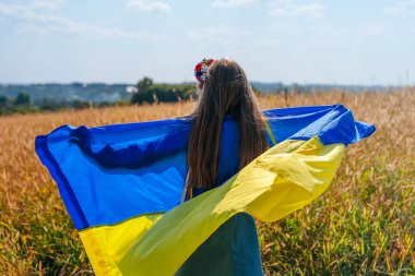 Ukrayna bayrağını tutan kız