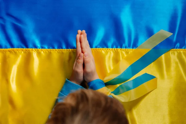 Crianças Mãos Com Fita Orando Fundo Bandeira Ucraniana Símbolo Paz — Fotografia de Stock