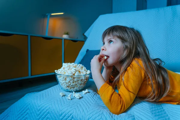 Девочка Смотрит Кино Дома Ест Попкорн Выборочный Фокус Синий Свет — стоковое фото