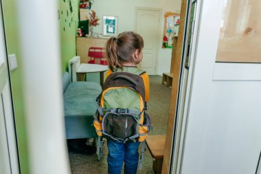 Okuldaki ya da anaokulundaki ilk günüm. Sırt çantalı küçük bir kız okul kapısından içeri giriyor. Okul konseptine dönelim..