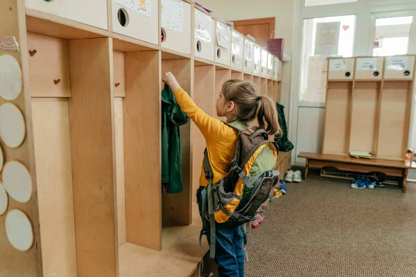 Okuldaki ya da anaokulundaki ilk günüm. Sırt çantalı küçük bir kız okuldaki bir gardıropta ceketini askıya asıyor. Okul konseptine dönelim..