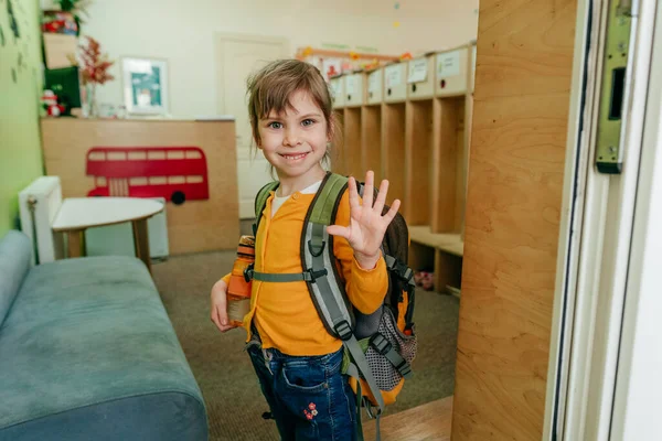 Okuldaki ya da anaokulundaki ilk günüm. Okulun kapısında duran sırt çantalı mutlu küçük kız. Okul konseptine dönelim..