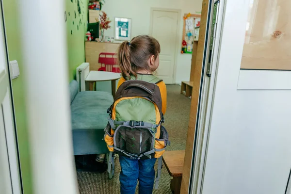 Okuldaki ya da anaokulundaki ilk günüm. Sırt çantalı küçük bir kız okul kapısından içeri giriyor. Okul konseptine dönelim..