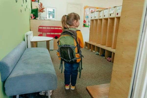 Okuldaki ya da anaokulundaki ilk günüm. Sırt çantalı küçük bir kız okul kapısından içeri giriyor. Okul konseptine dönelim..