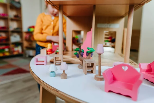 Menina Brincando Com Casa Madeira Com Móveis Brinquedo Jardim Infância — Fotografia de Stock