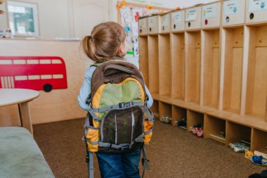 Okuldaki ya da anaokulundaki ilk günüm. Sırt çantalı küçük bir kız okula giriyor. Okul konseptine dönelim..