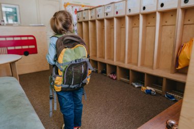 Okuldaki ya da anaokulundaki ilk günüm. Sırt çantalı küçük bir kız okula giriyor. Okul konseptine dönelim..