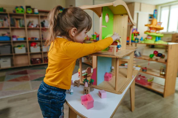 Menina Brincando Com Casa Madeira Com Móveis Brinquedo Jardim Infância — Fotografia de Stock