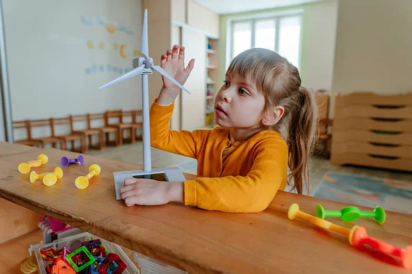 Anaokulunda Çocuk Yuvasında Rüzgar Enerjisiyle Oynayan Küçük Bir Kız — Stok fotoğraf