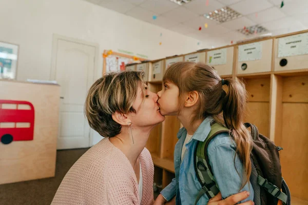 Erster Tag Der Schule Oder Kindergarten Mutter Küsst Ihre Tochter — Stockfoto