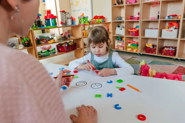 Psychologin Zeigt Kleinen Mädchen Während Einer Therapiestunde Kindergarten Oder Der — Stockfoto