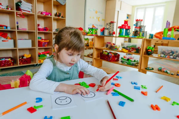 Kleine Mädchen Denken Kindergarten Oder Hort Über Karten Mit Unterschiedlichen — Stockfoto