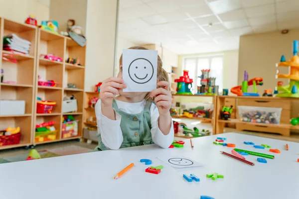 Little Girl Showing Card Positive Happy Emotion Therapy Session Kindergarten — Stok fotoğraf