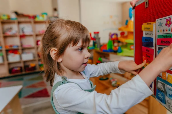 Kleine Mädchen Lernen Tage Der Woche Kindergarten Didaktisches Material Auf — Stockfoto