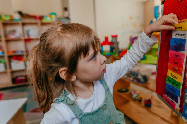 Küçük Kız Anaokulunda Haftanın Günlerini Öğreniyor Velcro Tahtasındaki Didactic Materyaller — Stok fotoğraf