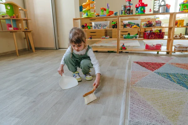 Little Girl Sweeping Floor Using Dustpan Broom Kindergarten Childcare Centre — Zdjęcie stockowe