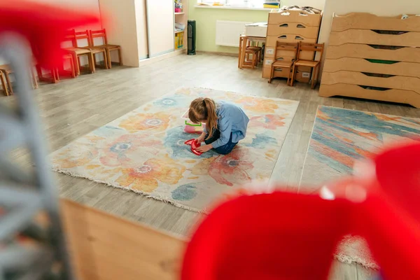 Mała Dziewczynka Bawiąca Się Zabawką Konstruktora Przedszkolu Lub Ośrodku Opieki — Zdjęcie stockowe