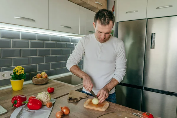 Man Cutting Onion Board Young Man Cooking Vegetables Kitchen Preparing — стоковое фото