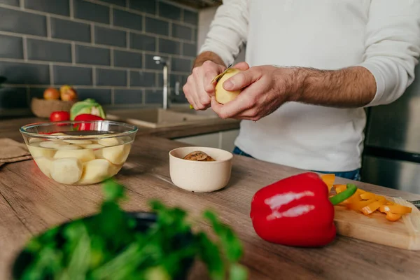 Человек Чистит Картошку Неузнаваемый Человек Готовит Овощи Кухне Закрыть Руки — стоковое фото