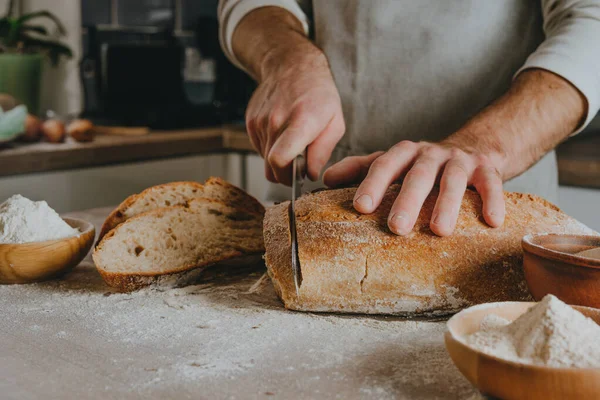 Невпізнаваний Молодий Чоловік Фартусі Ріже Домашній Цільний Зерновий Хліб Вибірковий — стокове фото