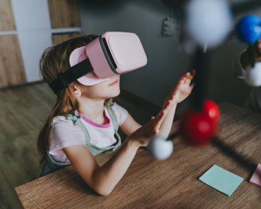 Küçük kız moleküler yapıyı öğrenmek için sanal gerçeklik gözlüğü kullanıyor. Modern eğitim bilim konsepti. Seçici odak.