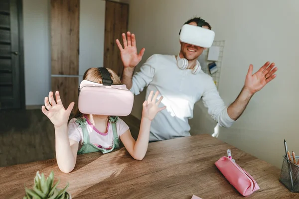 Chica Años Divirtiéndose Con Padre Usando Gafas Casa Para Jugar — Foto de Stock