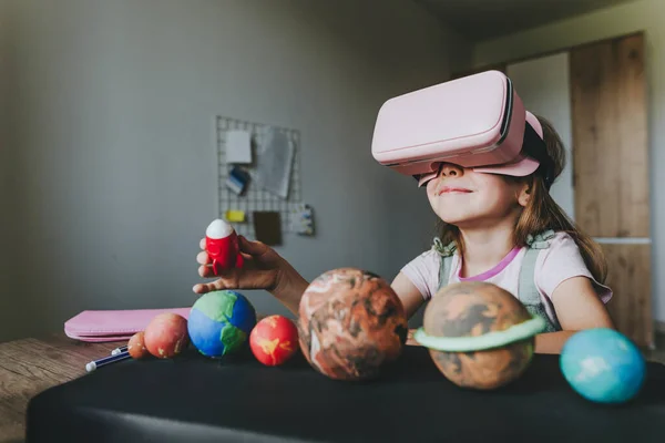Niña Usando Gafas Casa Para Aprender Planetas Del Sistema Solar — Foto de Stock