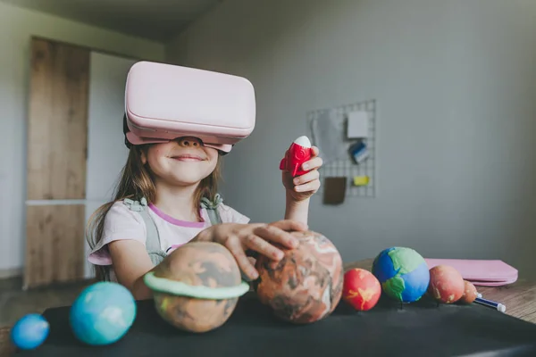 Маленька Дівчинка Використовує Окуляри Вдома Вивчення Планет Сонячної Системи Сучасна — стокове фото