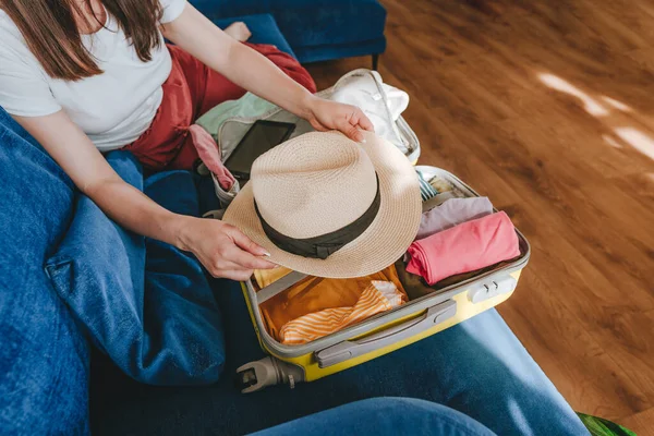 Primer Plano Una Joven Empacando Pertenencias Personales Una Maleta Para — Foto de Stock