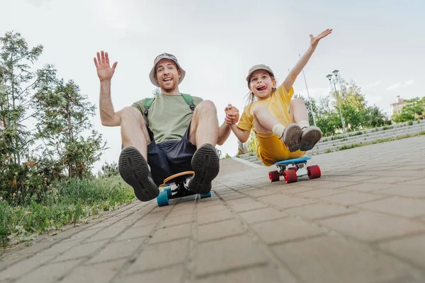 Glücklicher Vater Und Seine Tochter Sitzen Auf Skateboards Freien Verspielte — Stockfoto