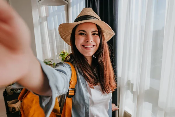 Joven Blogger Haciendo Selfie Usando Smartphone Una Habitación Hotel Disfrutando — Foto de Stock