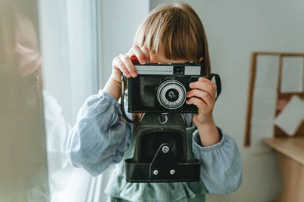 Petite Fille Méconnaissable Prenant Des Photos Par Caméra Film Vintage — Photo