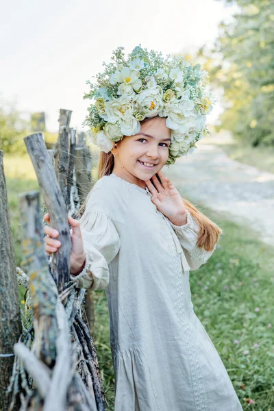 Menina Vestindo Vestido Nacional Ucraniano Coroa Flores Livre Retrato Adolescente — Fotografia de Stock